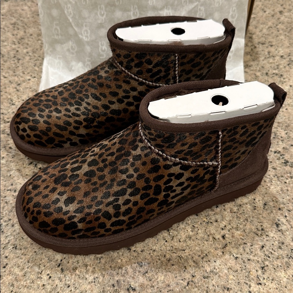 UGG® Classic Ultra mini boots in leopard print - Picture 2 of 10